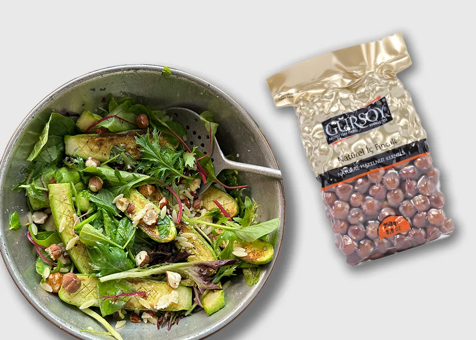 Zucchini, Risoni  und Haselnuss Salat